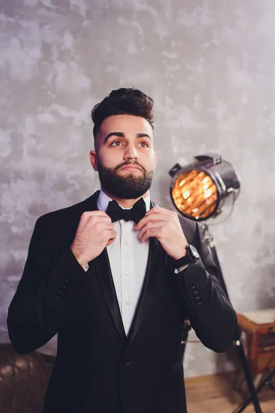 Retrato de hombre elegante guapo en traje negro elegante. — Foto de Stock