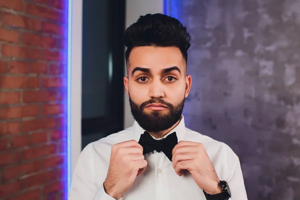 Cliente masculino en el centro comercial probando ropa de negocios, asistente de tienda ayudando al cliente . — Foto de Stock