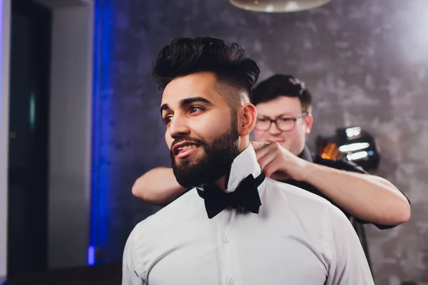 Mannelijke klant bij Shopping Mall proberen zakelijke kleding, winkel assistent te helpen aan de klant. — Stockfoto