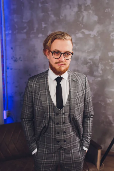 Perfeito para o último detalhe. Homem de negócios moderno. Moda tiro de um jovem bonito em terno clássico elegante. Homens beleza, moda . — Fotografia de Stock