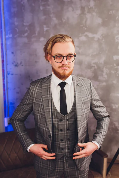 Perfect to the last detail. Modern businessman. Fashion shot of a handsome young man in elegant classic suit. Mens beauty, fashion. — Stock Photo, Image