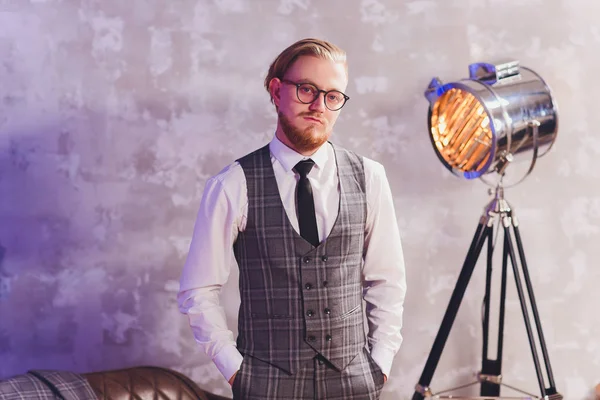 Perfeito para o último detalhe. Homem de negócios moderno. Moda tiro de um jovem bonito em terno clássico elegante. Homens beleza, moda . — Fotografia de Stock