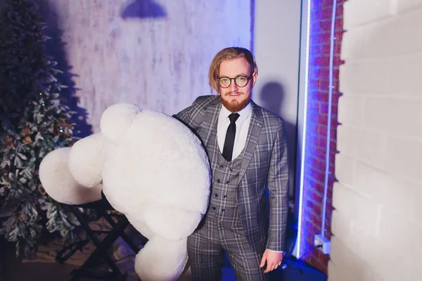 Perfekt till sista detalj. Moderna affärsman. Mode skott av en stilig ung man i eleganta klassiska kostym. Mens skönhet, mode. — Stockfoto