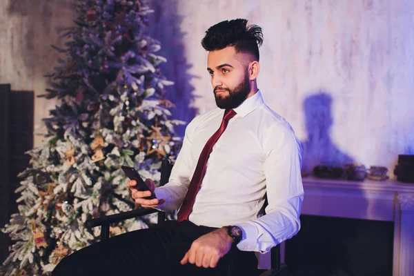 Perfecto hasta el último detalle. Un hombre de negocios moderno. Foto de moda de un joven guapo en traje clásico elegante. Hombres belleza, moda . —  Fotos de Stock