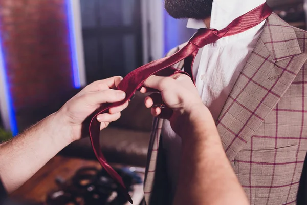 Volwassen professionele tailor het nemen van metingen voor naaipak bij kleermakers winkel. Man met meetlint bezet. Exclusief op maat gemaakte doek concept. — Stockfoto