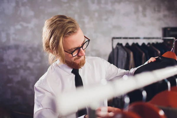 Νέοι Shopaholic Man μπουφάν σακάκι στη μπουτίκ. — Φωτογραφία Αρχείου