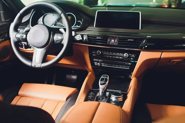 Carro de luxo moderno dentro. Interior de prestígio carro moderno. Assentos castanhos de couro confortáveis. cockpit de couro perfurado laranja . — Fotografia de Stock