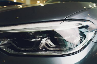 Modern mavi araba ksenon lamba Far makro görünümü.