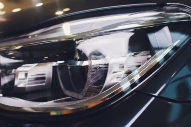 Modern mavi araba ksenon lamba Far makro görünümü.