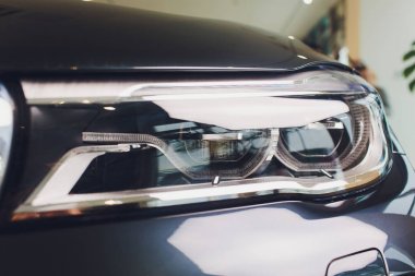 Modern mavi araba ksenon lamba Far makro görünümü.