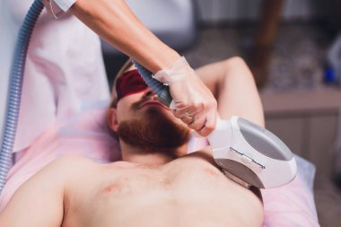 Güzellik Spa klinikte koltuk altı lazer saç kaldırma tedavi olan genç kadın.