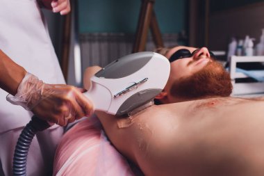 Güzellik Spa klinikte koltuk altı lazer saç kaldırma tedavi olan genç kadın.