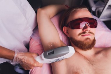 Güzellik Spa klinikte koltuk altı lazer saç kaldırma tedavi olan genç kadın.