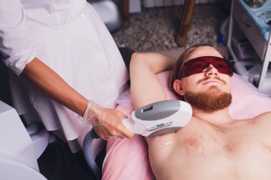 Güzellik Spa klinikte koltuk altı lazer saç kaldırma tedavi olan genç kadın.