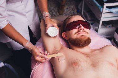 Erkek Epilasyon Lazer saç kaldırma yordamı tedavi. Jel uygulama hazırlama, hazırlık sürecinde cilt.