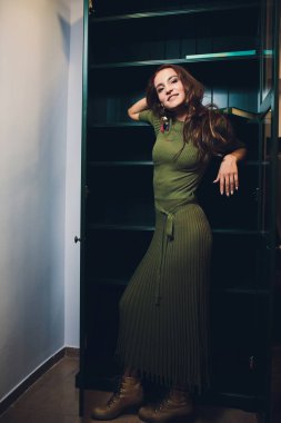 Yeşil elbise kapatmak güzel orta yaşlı kadın portre.