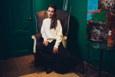 Yeşil elbise kapatmak güzel orta yaşlı kadın portre.