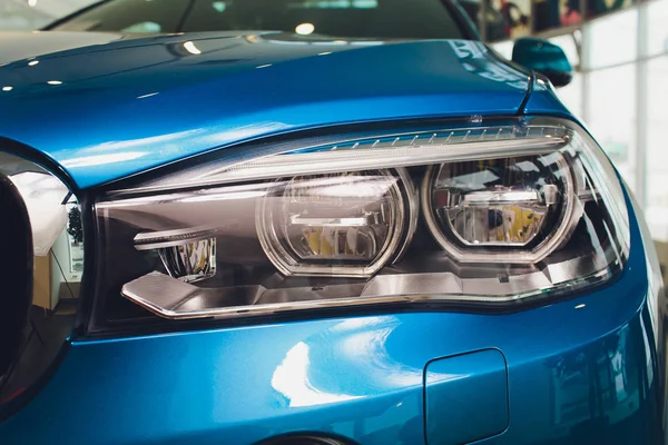 Μακροοικονομική άποψη του σύγχρονο αυτοκίνητο μπλε xenon λαμπτήρας προβολέων. — Φωτογραφία Αρχείου