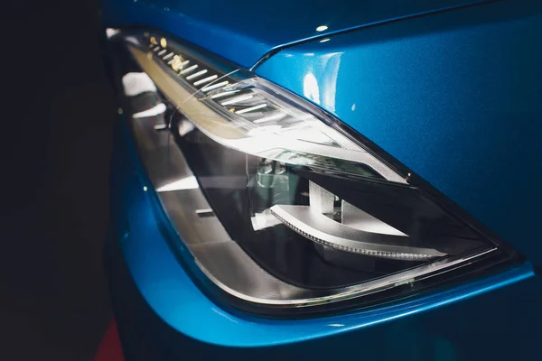 現代の青車キセノン ランプ ヘッドライトのマクロの表示. — ストック写真