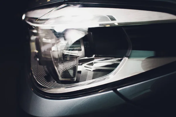 Macro vista della moderna auto blu fanale della lampada allo xeno . — Foto Stock