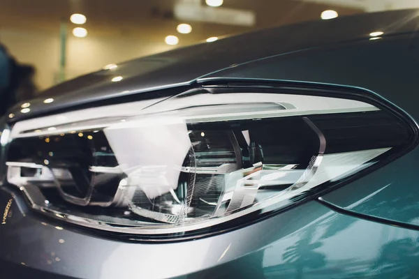 Modern mavi araba ksenon lamba Far makro görünümü.