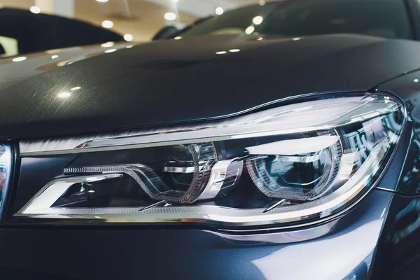 Modern mavi araba ksenon lamba Far makro görünümü.