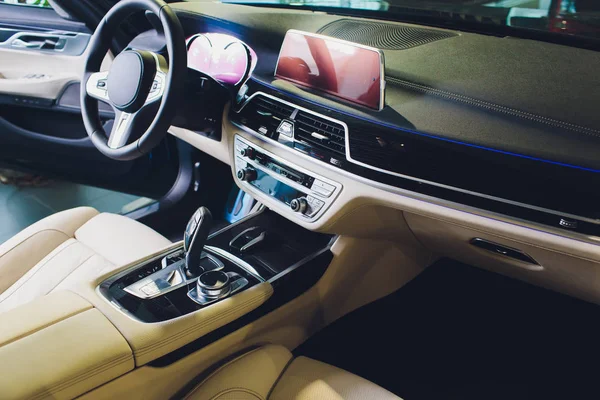 Auto Luxus im Inneren. Interieur des modernen Prestigeautos. Vordersitze mit Lenkrad. weißes Cockpit. — Stockfoto