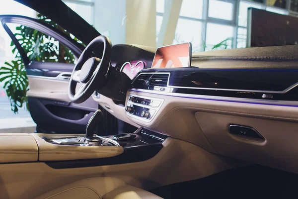 Samochód luksus wewnątrz. Wnętrze prestiżowego nowoczesnego samochodu. Przednie siedzenia z kierownicą. Biały kokpit. — Zdjęcie stockowe