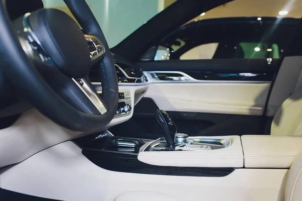 Samochód luksus wewnątrz. Wnętrze prestiżowego nowoczesnego samochodu. Przednie siedzenia z kierownicą. Biały kokpit. — Zdjęcie stockowe