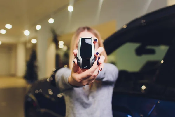 Llave de visualización Auto Rental Sale Dealer Agency. Concepto de compra de automóviles. mujer tiene llaves modernas en las manos —  Fotos de Stock