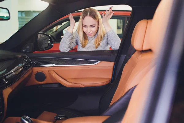 Mulher esqueceu sua chave dentro de seu carro . — Fotografia de Stock