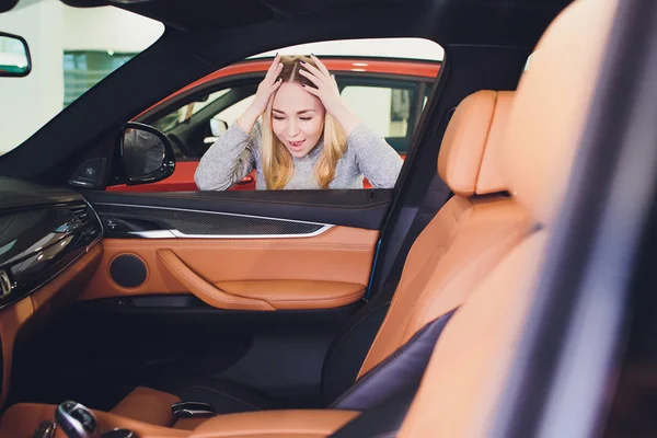 Mulher esqueceu sua chave dentro de seu carro . — Fotografia de Stock