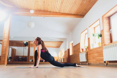 Sportif güzel genç kadın Yoga pratik, dışarı çalışma, Chaturanga Dandasana kolay alternatif yapıyor, yarım Push-up, sekiz-limbed veya Caterpillar poz, Ashtanga Namaskara, stüdyo.