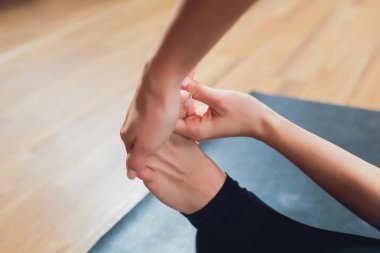 Genç kadın Yoga pratik, ters masa top egzersiz varyasyon germe, köprü poz, çalışma dışarı, beyaz spor giyim, kapalı tam uzunlukta giyen.