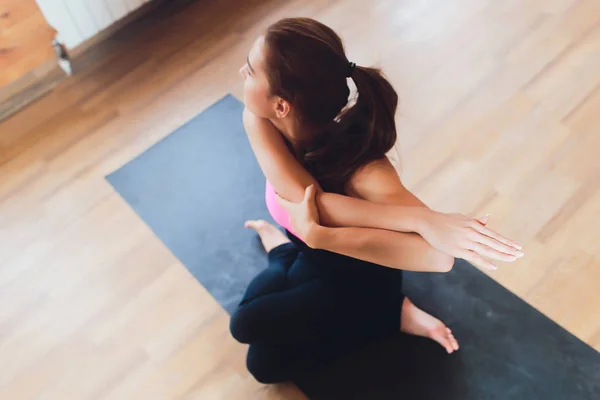 Retrato de una mujer joven estirando las manos. yoga . — Foto de Stock