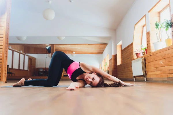 Joven mujer atractiva practicando yoga, haciendo asana emparejada con Cow Pose en la inhalación, ejercicio Cat, pose Marjaryasana, haciendo ejercicio, usando ropa deportiva, pantalones grises, top, interior de cuerpo entero, estudio . — Foto de Stock