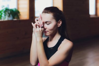 Güzel genç beyaz kadının yüzü yoga poz yapması.