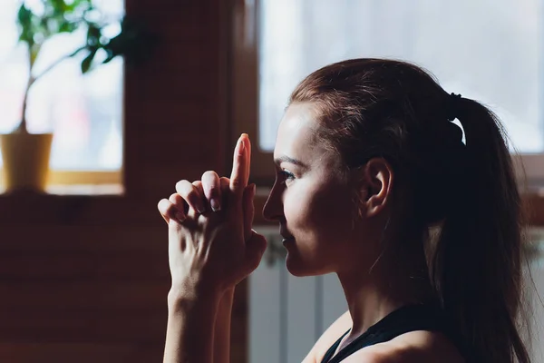 Güzel genç beyaz kadının yüzü yoga poz yapması. — Stok fotoğraf