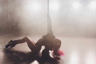 güzel direk dansör pilon üzerinde deri ceketli.