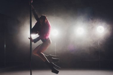 güzel direk dansör pilon üzerinde deri ceketli.