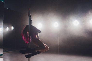 güzel direk dansör pilon üzerinde deri ceketli.