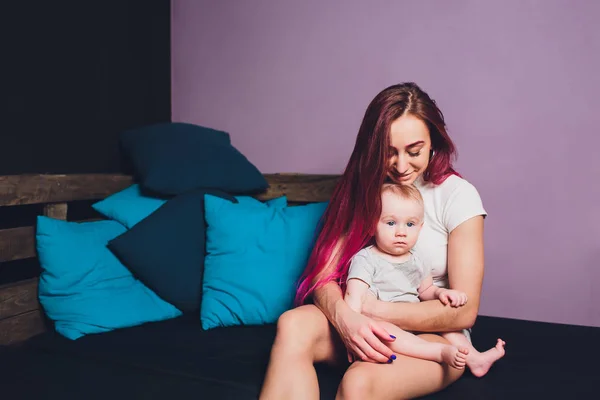 Мати годує немовлям на руках вдома. Красива мама червоне волосся годує свою новонароджену дитину. Молода жінка, яка доглядає і годує дитину. Концепція дитячої лактації . — стокове фото