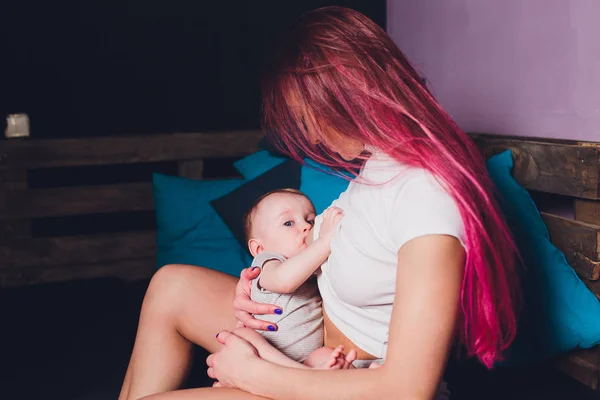 Madre amamantando al bebé en sus brazos en casa. Hermosa mamá Pelo rojo amamantando a su hijo recién nacido. Mujer joven amamantando y alimentando al bebé. Concepto de lactancia infantil . —  Fotos de Stock