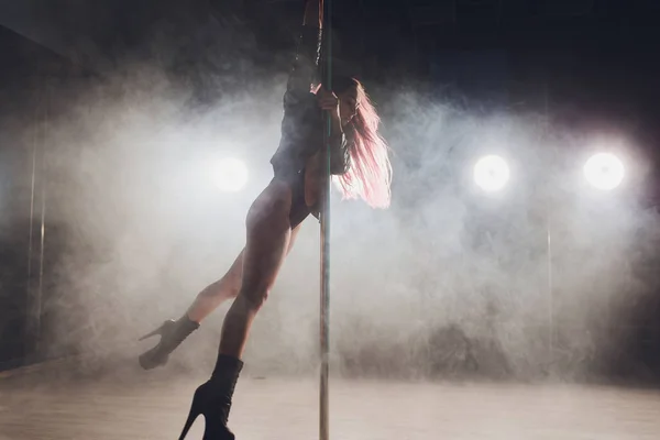 Bella pole dancer in giacca di pelle su pilone . — Foto Stock