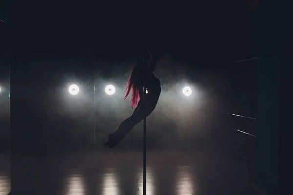 Joven mujer delgada pole bailando en interior oscuro con luces y humo . — Foto de Stock