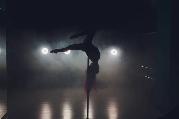 Joven mujer delgada pole bailando en interior oscuro con luces y humo . — Foto de Stock
