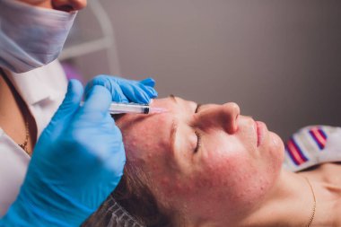 Kadının yüzüne, closeup enjeksiyon yapma güzellik uzmanı. Biorevitalization yordamı.