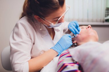 Kadının yüzüne, closeup enjeksiyon yapma güzellik uzmanı. Biorevitalization yordamı.