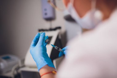 Kadının yüzüne, closeup enjeksiyon yapma güzellik uzmanı. Biorevitalization yordamı.