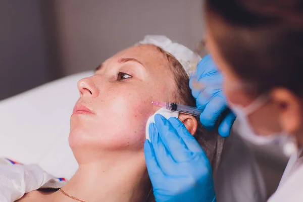 Esteticista haciendo inyección en la cara de las mujeres, primer plano. Procedimiento de biorevitalización . — Foto de Stock